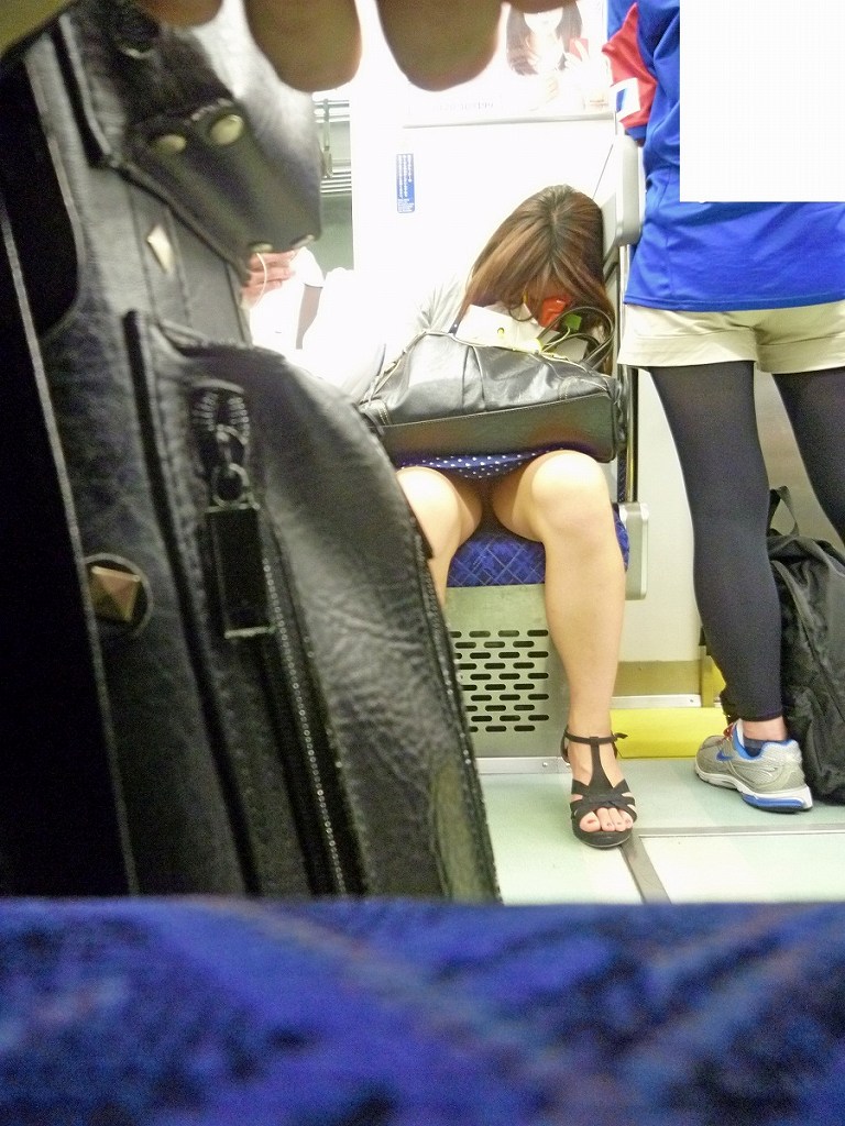 【電車内盗撮エロ画像】電車内で見つけた胸チラ、パンチラ集めてみたぞ！ 03