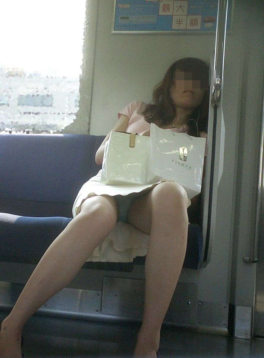 【電車内盗撮エロ画像】電車内で見つけた胸チラ、パンチラ集めてみたぞ！ 15