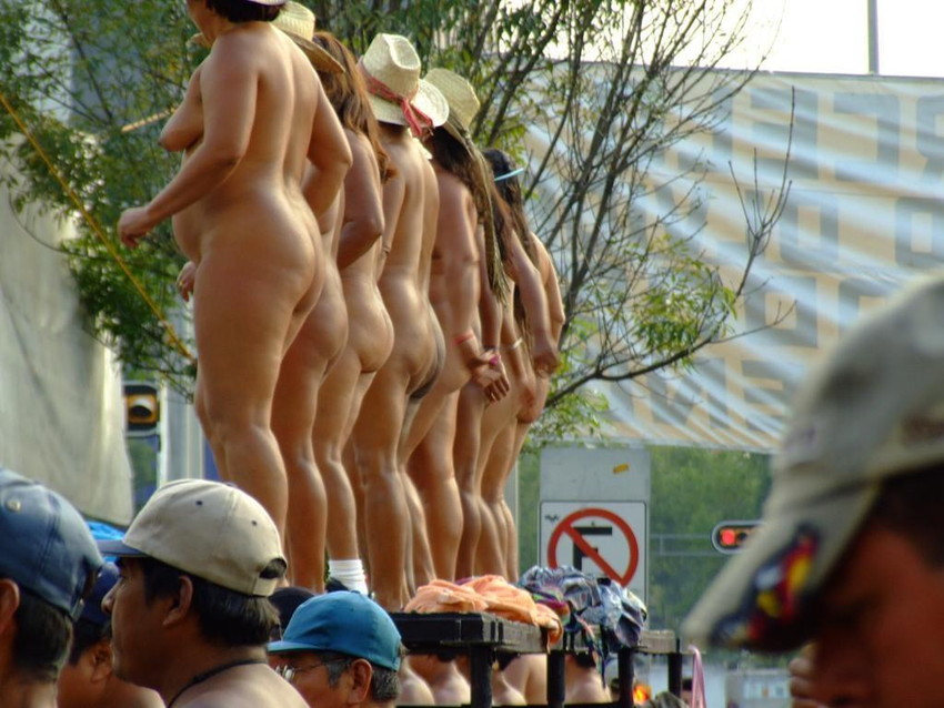 【海外裸祭りエロ画像】レベルが高すぎる！海外の祭りやイベントで全裸を晒す女達！ 48