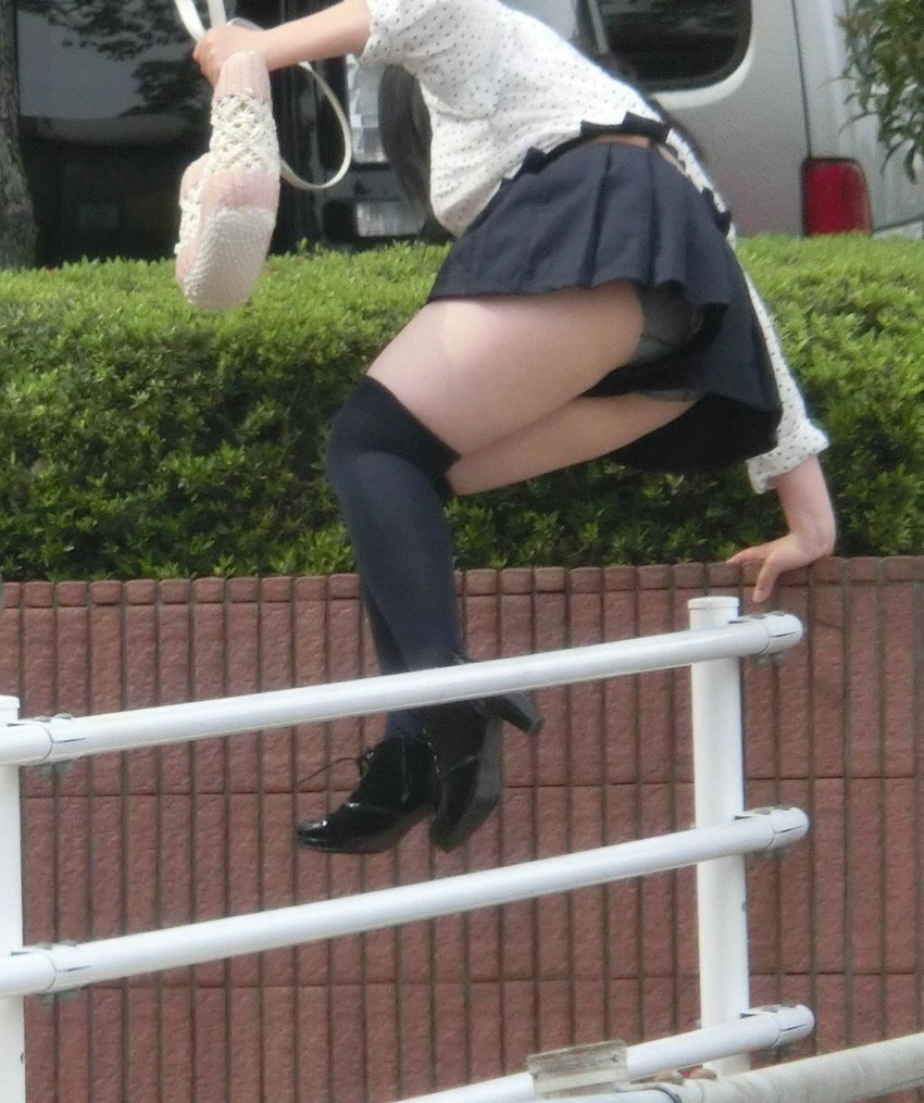 【素人パンチラエロ画像】素人娘たちの街中でのパンチラシーン！めっちゃ抜ける！ 28