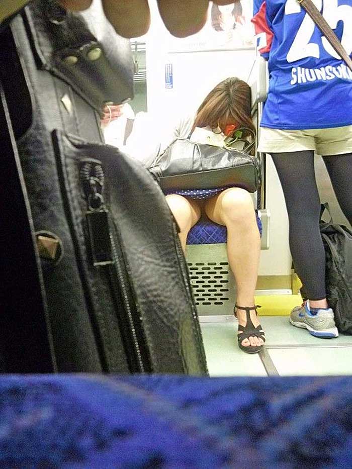 【電車パンチラエロ画像】あなたは眠気マックスでしょうが、私は集中力マックスですwww。野郎にはわかる電車パンチラの幸運感がわかる画像を集めてみたぞ！ 31