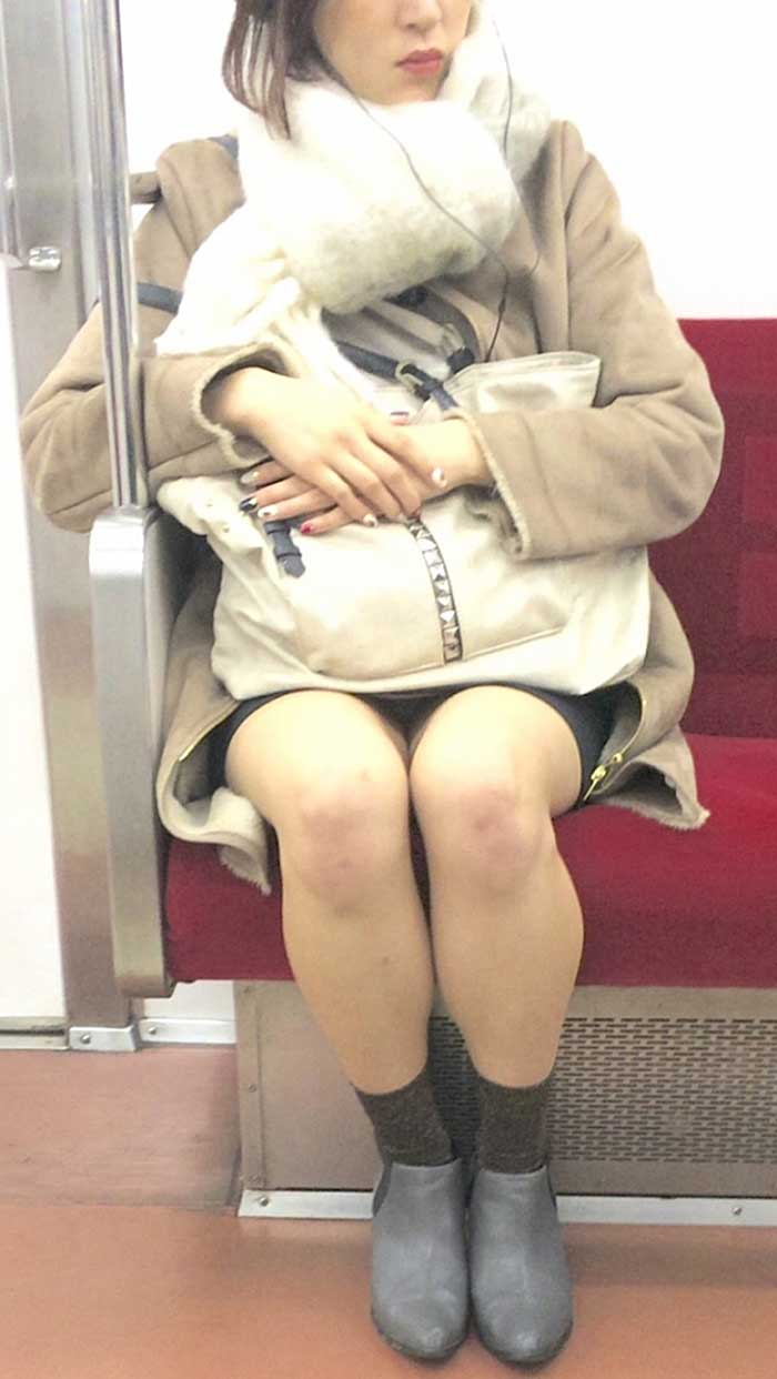 【電車パンチラエロ画像】あなたは眠気マックスでしょうが、私は集中力マックスですwww。野郎にはわかる電車パンチラの幸運感がわかる画像を集めてみたぞ！ 36