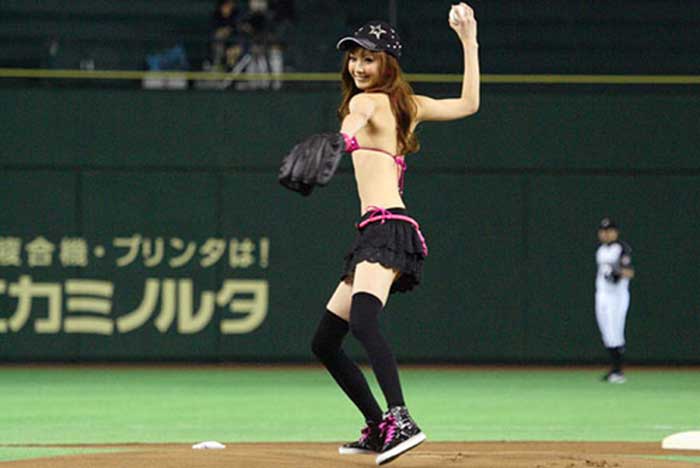 【始球式エロ画像】野球好きじゃなくてもコレは絶対好き！アイドル始球式のパンチラやムチムチ太もも画像を集めてみたぜ！ 05