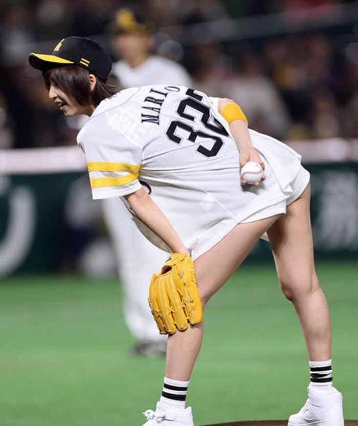 【始球式エロ画像】野球好きじゃなくてもコレは絶対好き！アイドル始球式のパンチラやムチムチ太もも画像を集めてみたぜ！ 07