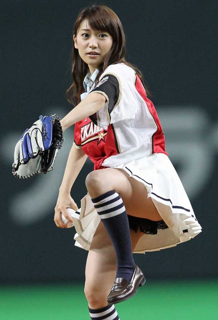 【始球式エロ画像】野球好きじゃなくてもコレは絶対好き！アイドル始球式のパンチラやムチムチ太もも画像を集めてみたぜ！ 11