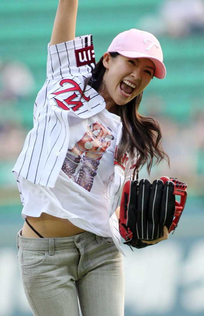 【始球式エロ画像】野球好きじゃなくてもコレは絶対好き！アイドル始球式のパンチラやムチムチ太もも画像を集めてみたぜ！ 12