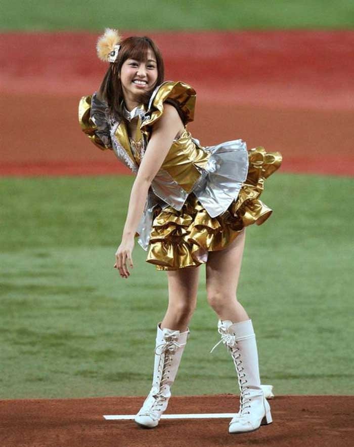 【始球式エロ画像】野球好きじゃなくてもコレは絶対好き！アイドル始球式のパンチラやムチムチ太もも画像を集めてみたぜ！ 16