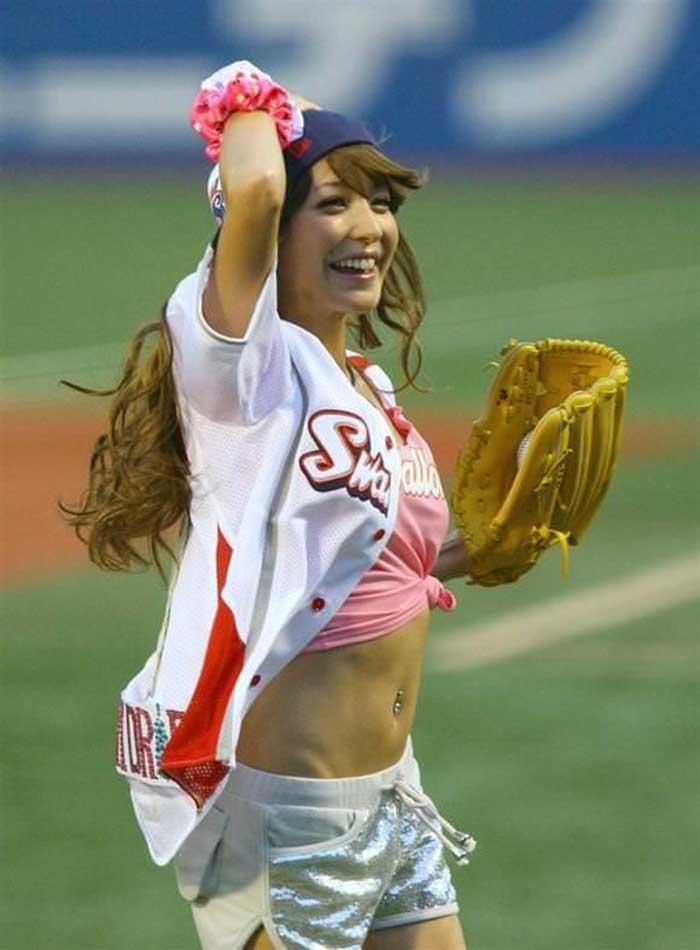 【始球式エロ画像】野球好きじゃなくてもコレは絶対好き！アイドル始球式のパンチラやムチムチ太もも画像を集めてみたぜ！ 19