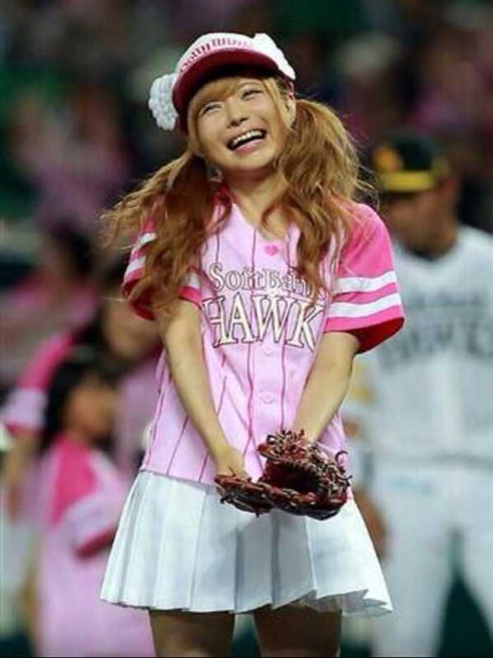 【始球式エロ画像】野球好きじゃなくてもコレは絶対好き！アイドル始球式のパンチラやムチムチ太もも画像を集めてみたぜ！ 20