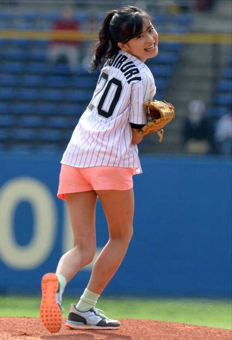 【始球式エロ画像】野球好きじゃなくてもコレは絶対好き！アイドル始球式のパンチラやムチムチ太もも画像を集めてみたぜ！ 22