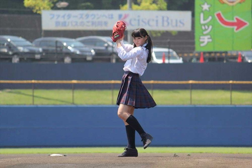 【始球式エロ画像】野球好きじゃなくてもコレは絶対好き！アイドル始球式のパンチラやムチムチ太もも画像を集めてみたぜ！ 25