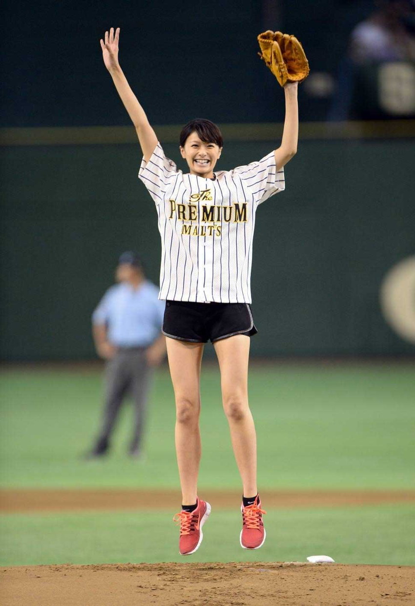 【始球式エロ画像】野球好きじゃなくてもコレは絶対好き！アイドル始球式のパンチラやムチムチ太もも画像を集めてみたぜ！ 26