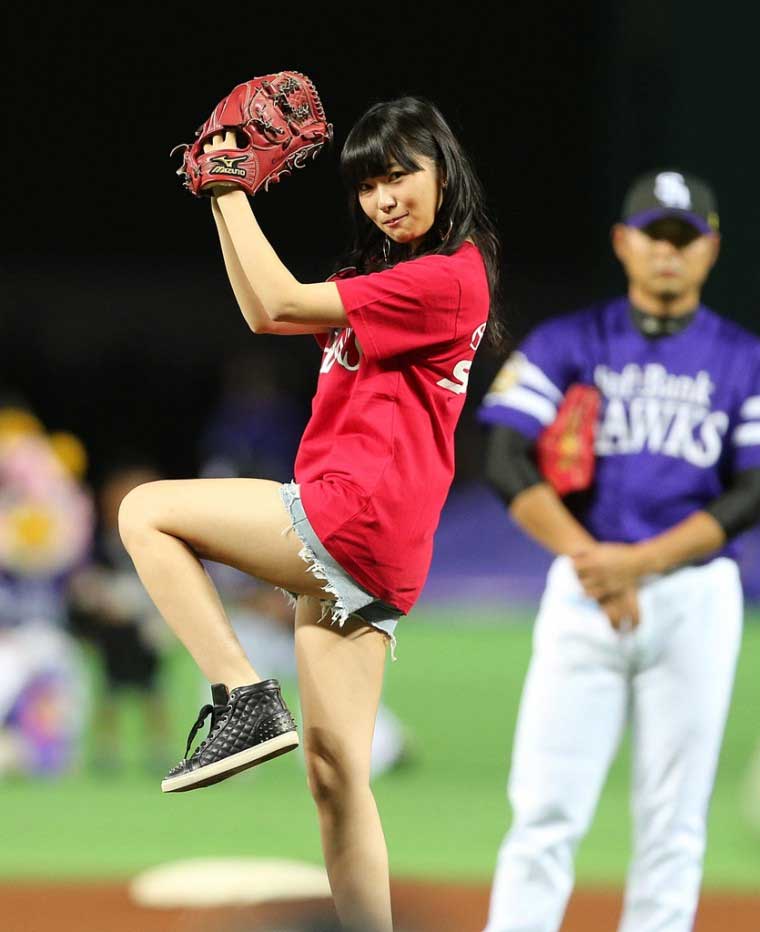 【始球式エロ画像】野球好きじゃなくてもコレは絶対好き！アイドル始球式のパンチラやムチムチ太もも画像を集めてみたぜ！ 36