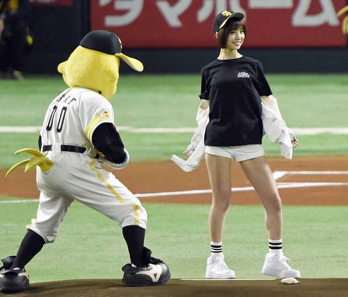 【始球式エロ画像】野球好きじゃなくてもコレは絶対好き！アイドル始球式のパンチラやムチムチ太もも画像を集めてみたぜ！ 38