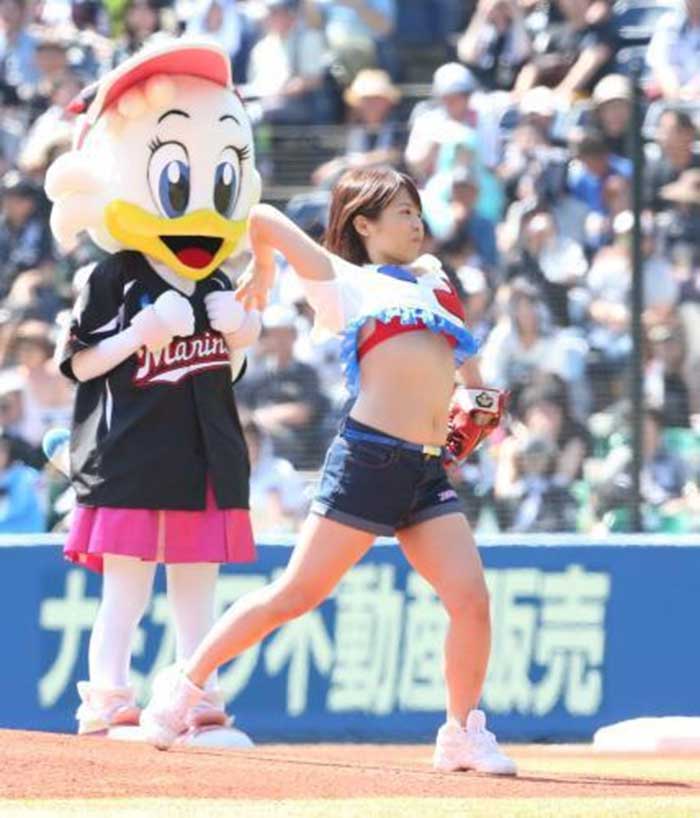 【始球式エロ画像】野球好きじゃなくてもコレは絶対好き！アイドル始球式のパンチラやムチムチ太もも画像を集めてみたぜ！ 40