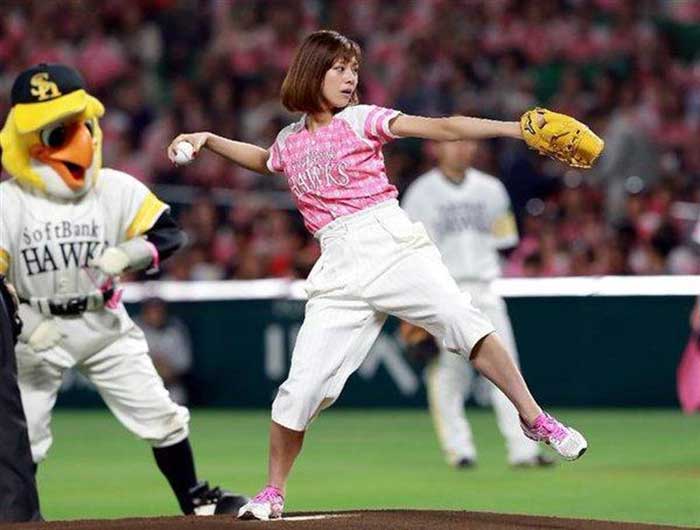 【始球式エロ画像】野球好きじゃなくてもコレは絶対好き！アイドル始球式のパンチラやムチムチ太もも画像を集めてみたぜ！ 41