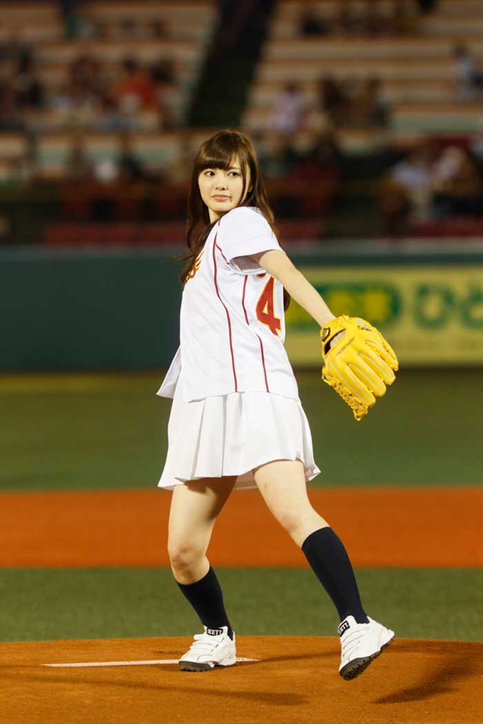 【始球式エロ画像】野球好きじゃなくてもコレは絶対好き！アイドル始球式のパンチラやムチムチ太もも画像を集めてみたぜ！ 44