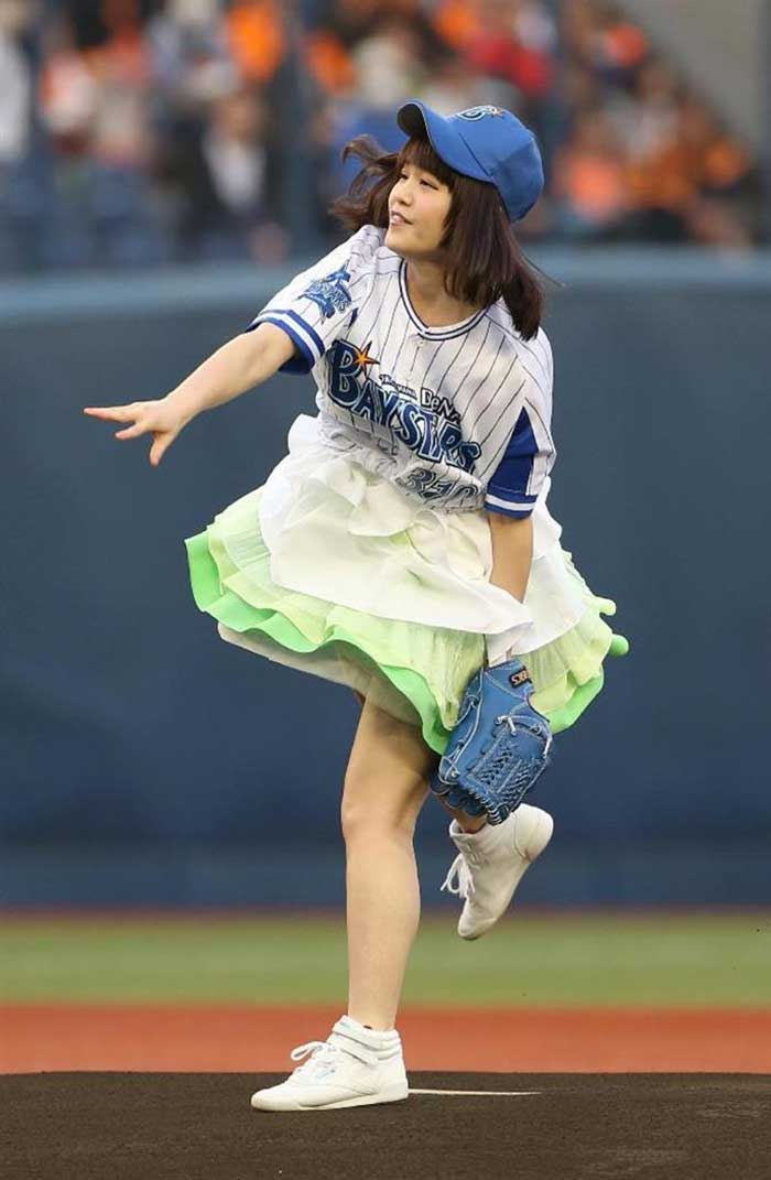 【始球式エロ画像】野球好きじゃなくてもコレは絶対好き！アイドル始球式のパンチラやムチムチ太もも画像を集めてみたぜ！ 46