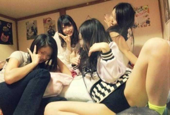 【おふざけエロ画像】女子会で撮影されたおふざけエロ画像がウケるしヌけるww野郎より8万倍バカな女子会エロ画像集！ 48