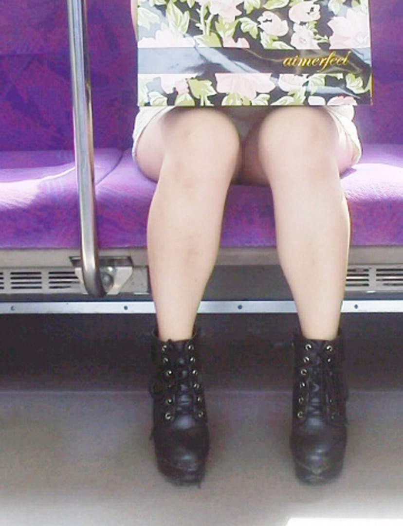 【盗撮エロ画像】電車で対面に座ったミニスカ女子のパンティー盗撮したった！ 04