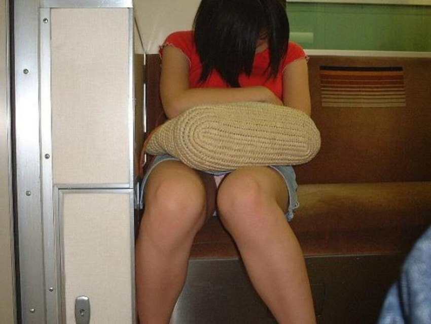 【盗撮エロ画像】電車で対面に座ったミニスカ女子のパンティー盗撮したった！ 11
