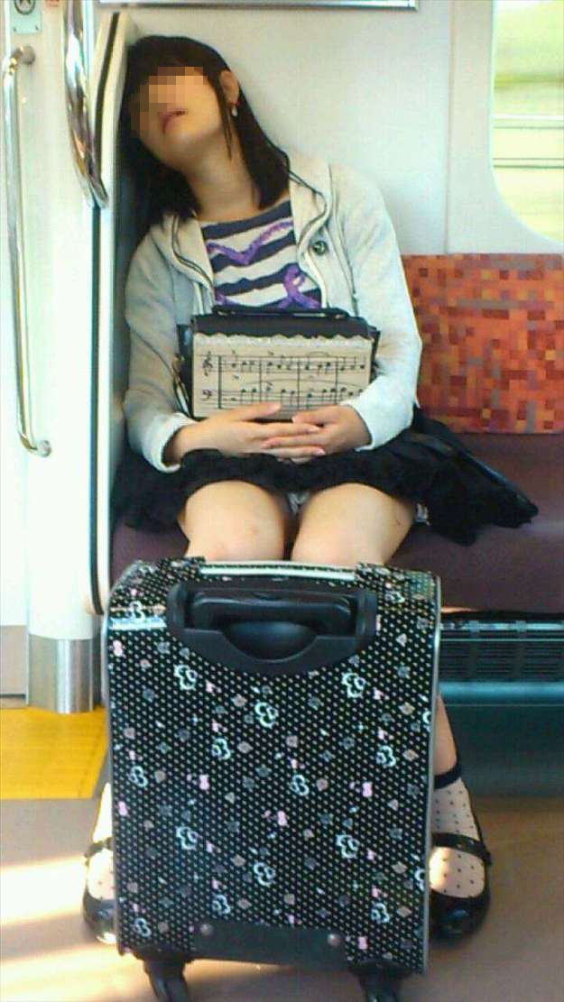 【盗撮エロ画像】電車で対面に座ったミニスカ女子のパンティー盗撮したった！ 31