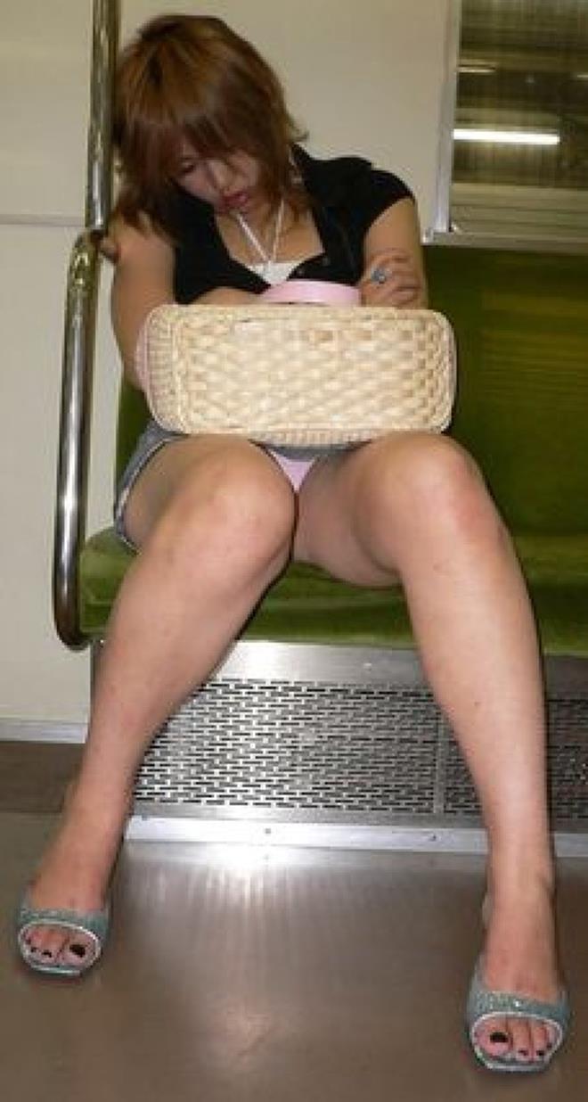 【盗撮エロ画像】電車で対面に座ったミニスカ女子のパンティー盗撮したった！ 36