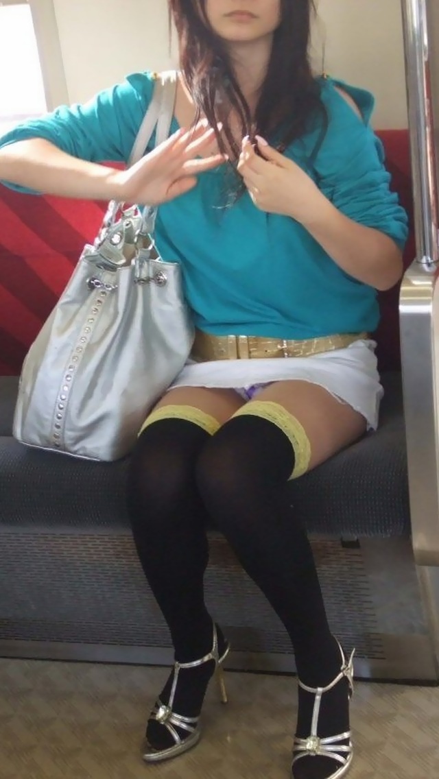 【盗撮エロ画像】電車で対面に座ったミニスカ女子のパンティー盗撮したった！ 42