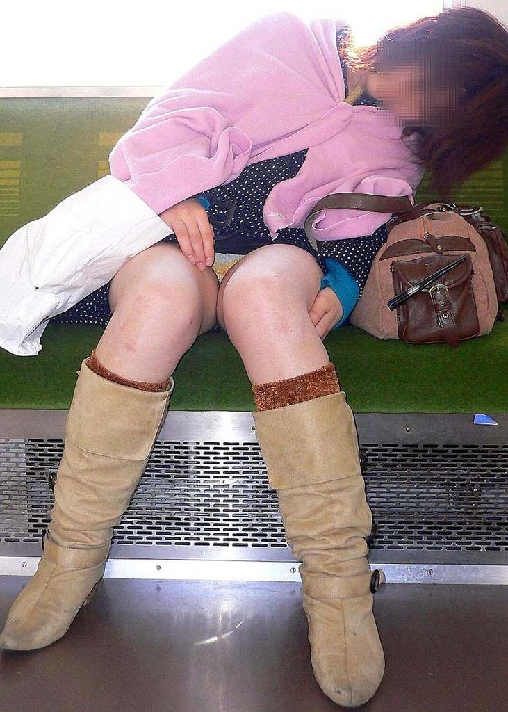 【盗撮エロ画像】電車で対面に座ったミニスカ女子のパンティー盗撮したった！ 47