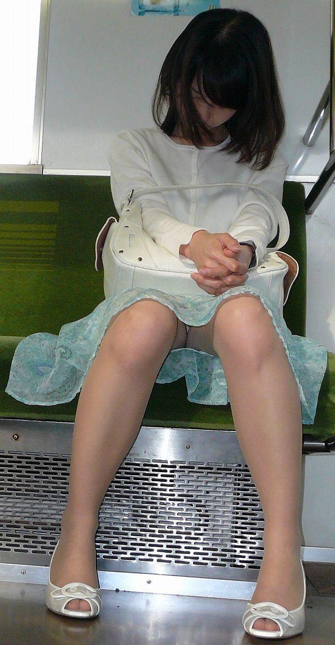 【盗撮エロ画像】電車で対面に座ったミニスカ女子のパンティー盗撮したった！ 50