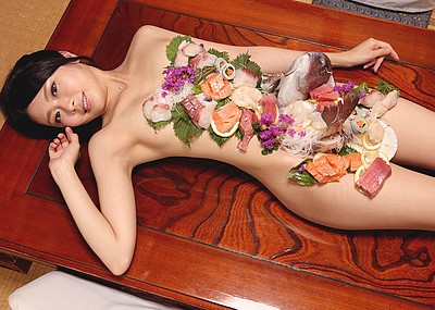 【女体盛りエロ画像】裸体に食物を乗せた美女の姿が色々な意味で美味そうｗ（53枚）
