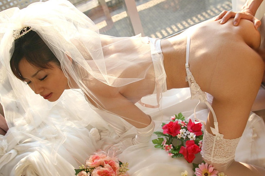 【花嫁エロ画像】美女の乱れたウェディングドレス姿が激エロｗ（53枚） 29