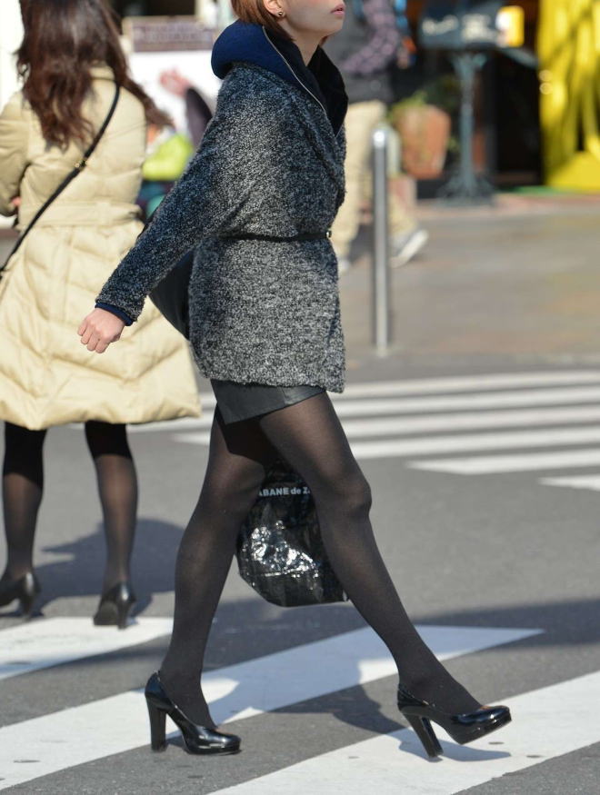 【黒タイツエロ画像】素人女性の黒タイツ姿がめちゃシコれるｗ街中や電車でこっそり盗撮しちゃいましたｗ 06