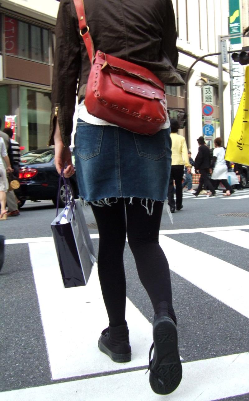 【黒タイツエロ画像】素人女性の黒タイツ姿がめちゃシコれるｗ街中や電車でこっそり盗撮しちゃいましたｗ 15