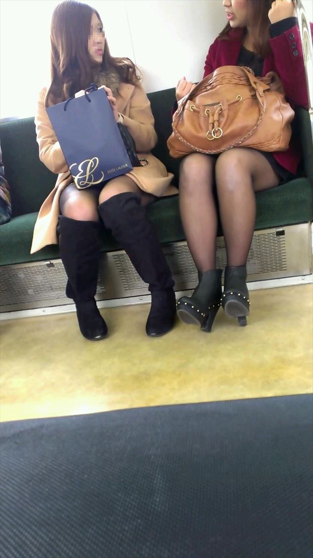 【黒タイツエロ画像】素人女性の黒タイツ姿がめちゃシコれるｗ街中や電車でこっそり盗撮しちゃいましたｗ 28