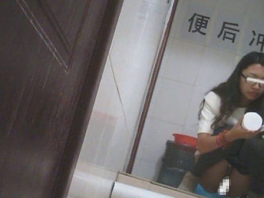 【你好トイレ】中国人女子がトイレ中に盗撮カメラと目が合うｗｗｗｗｗｗｗｗ(画像あり)・167枚目