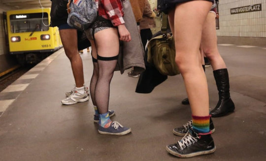 【エロイベント】アメリカ発祥の地下鉄イベント“No Pants Day”、パンツ丸出しで地下鉄ってコレマジかｗｗｗｗｗｗｗ(画像30枚)・10枚目