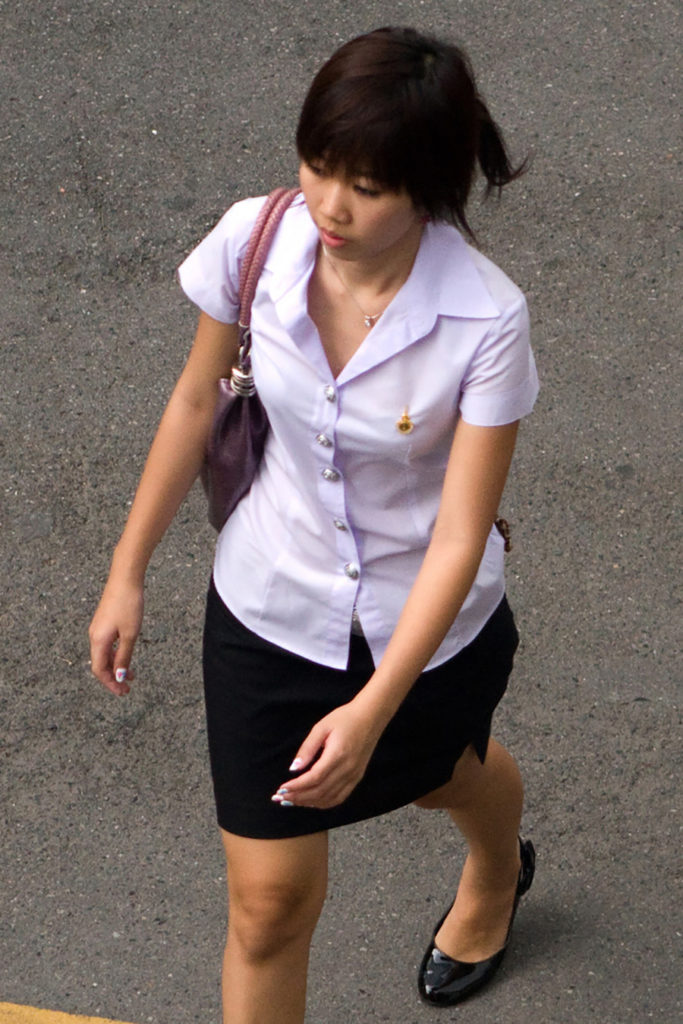 【画像あり】タイの女子大生の制服、パンツくらい見えても平気です(`･д･´)ｷﾘｯ・28枚目