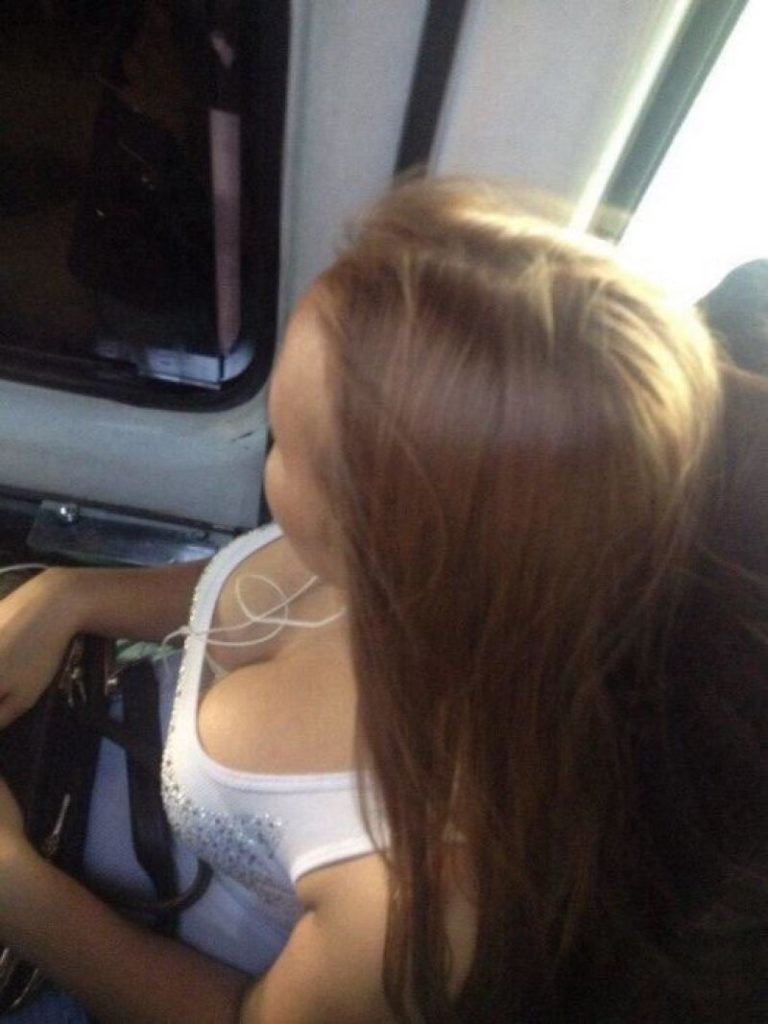 海外の電車やバスでの無防備すぎる外国人美女のセクシーなおっぱいエロ画像・15枚目