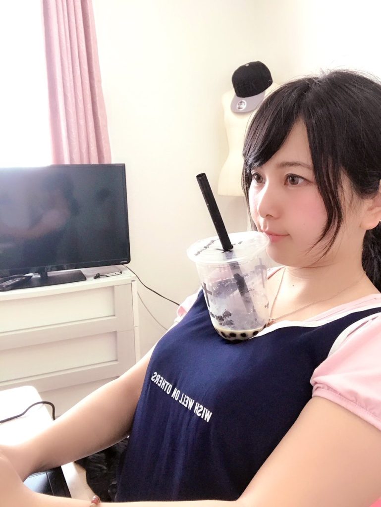 【巨乳限定】「タピオカチャレンジ」とかいう貧乳が激怒する行為。。(38枚)・1枚目