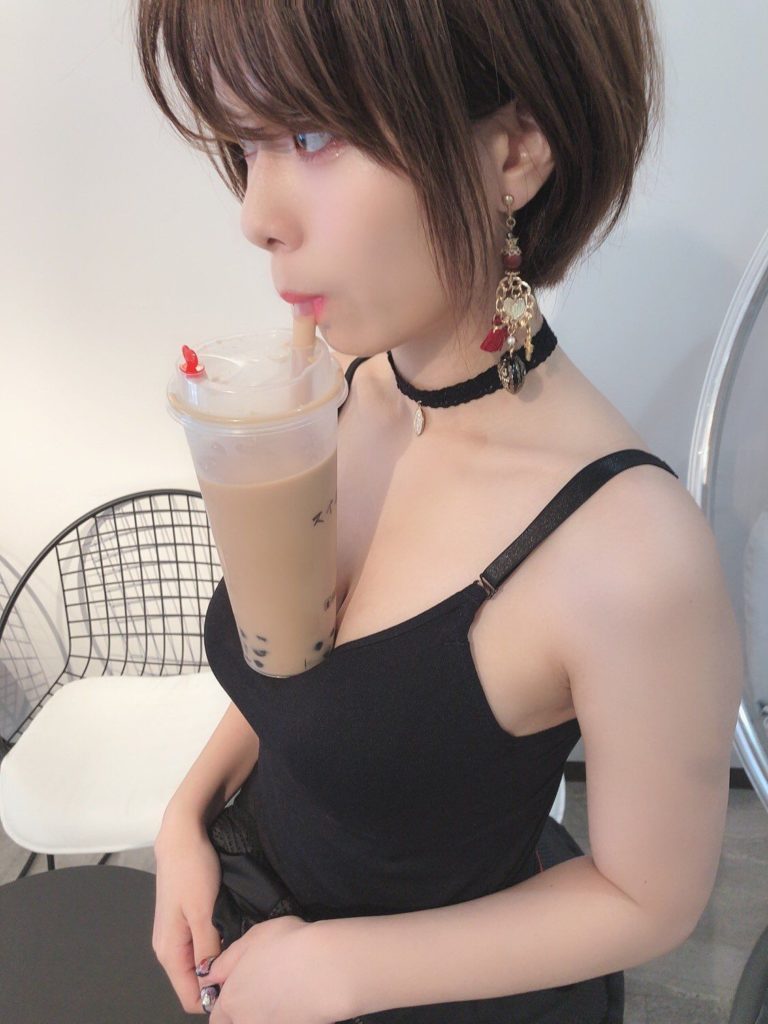 【巨乳限定】「タピオカチャレンジ」とかいう貧乳が激怒する行為。。(38枚)・10枚目