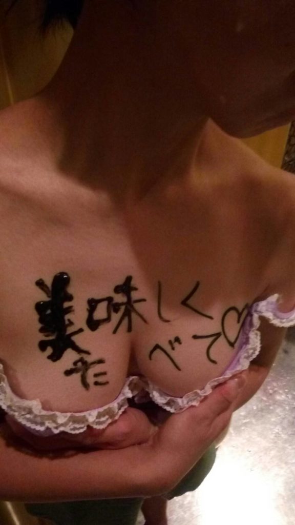 【エロ画像】金持ちの道楽「女体盛り」とかいう意味不明のイベントｗｗｗｗｗｗｗ・20枚目