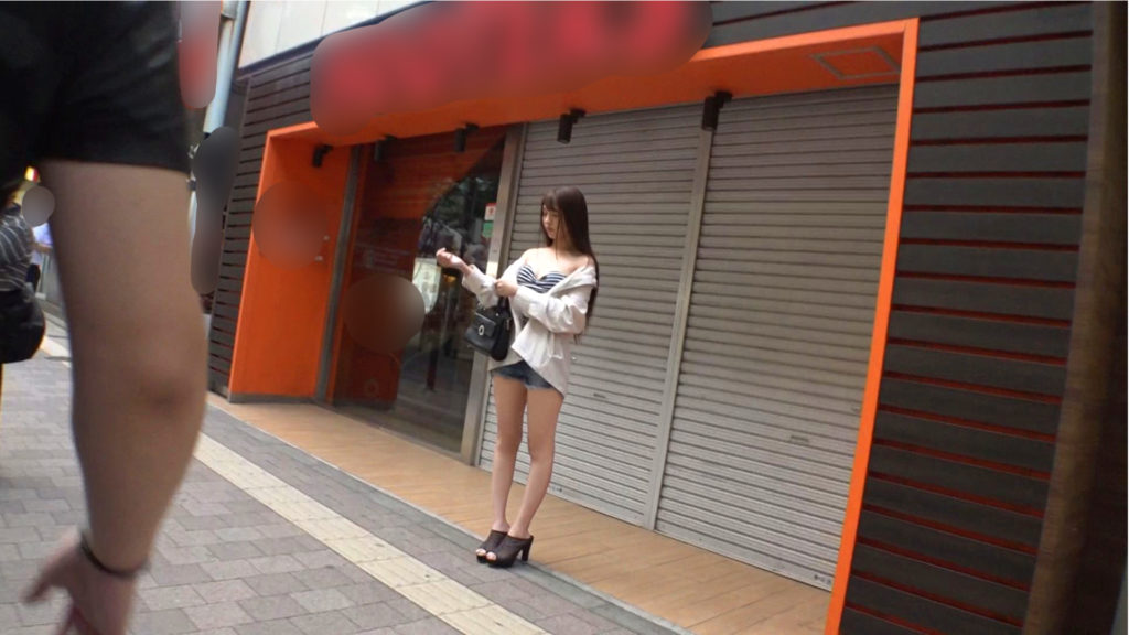 【読者モデル】8等身ボディーの女がチンポ2本にフルボッコにされるエロ動画ｗｗｗｗｗｗ・1枚目