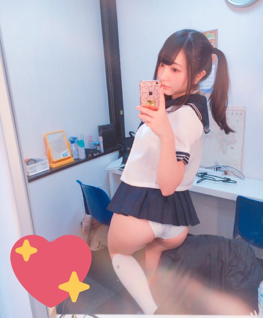 パンチラ満載のミニスカ女子の過激なファッションがただの露出狂やった。。（エロ画像）・29枚目