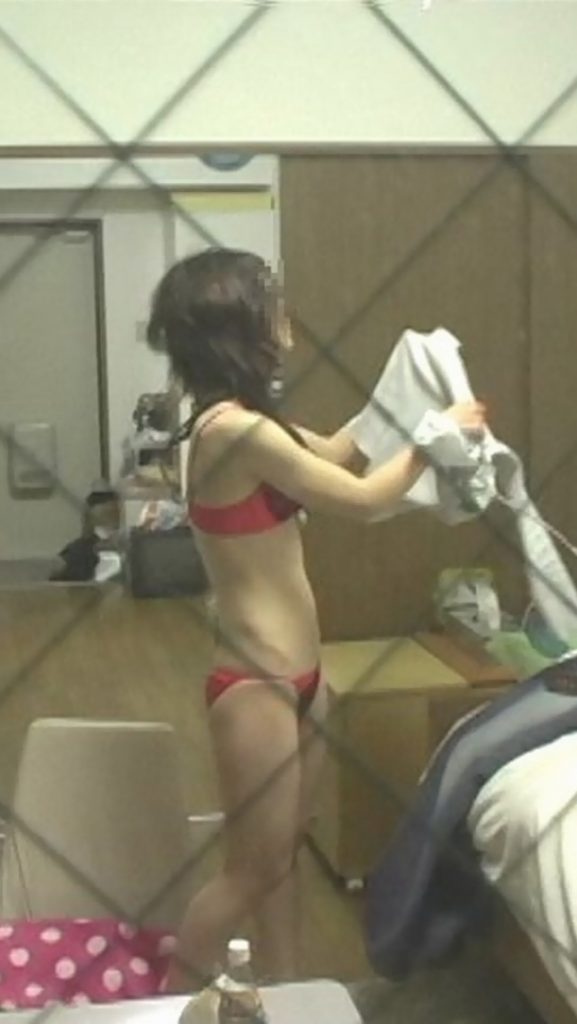 【民家盗撮GIF】部屋でカーテンも閉めずセックスしてたりオナニーしてたり、世界中にばら撒かれた民家盗撮エロGIF・68枚目