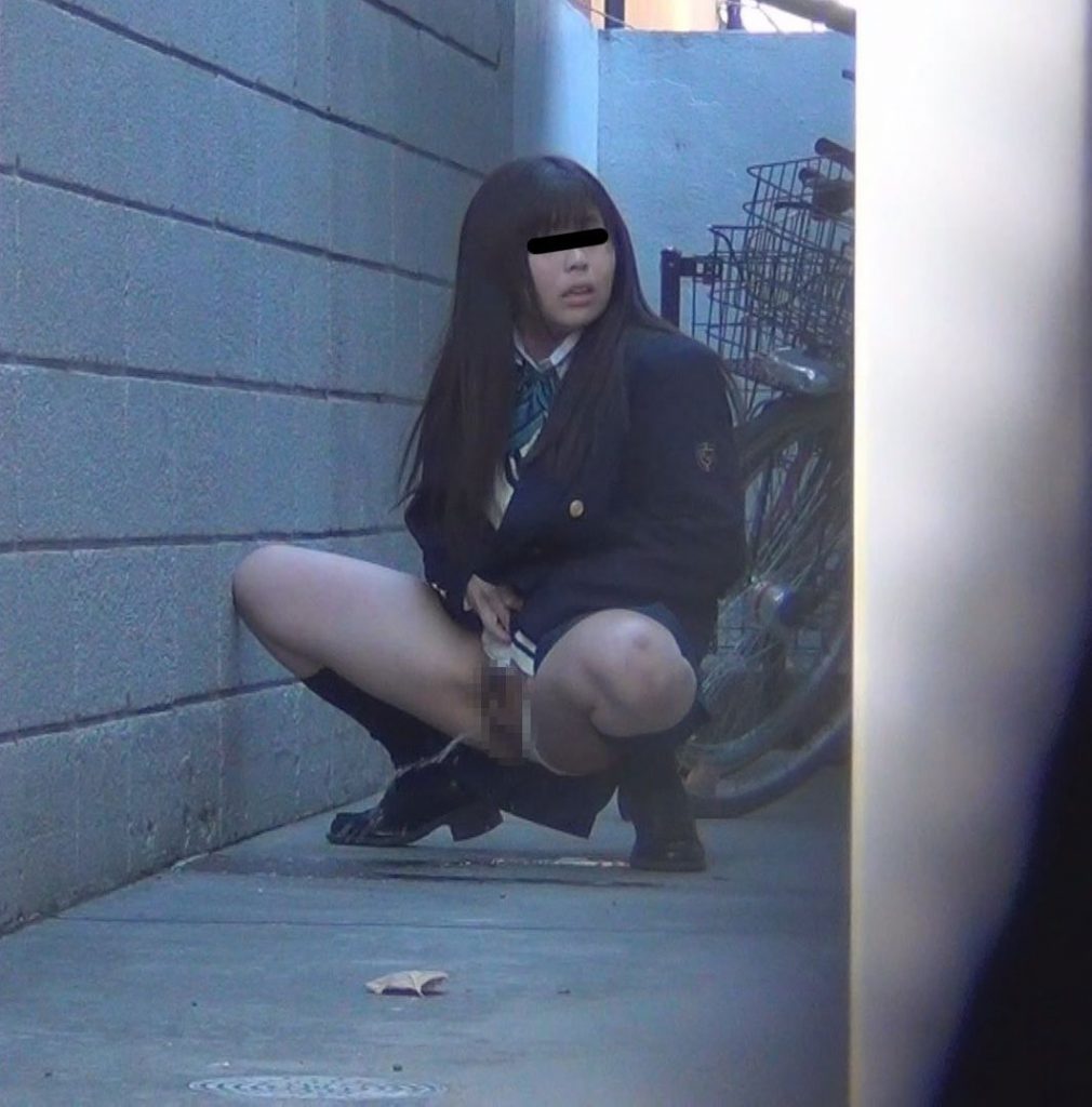 【野ション盗撮GIF】トイレまで我慢できずその辺でおしっこしてる女の子を盗撮した“野ション盗撮”のエロGIF・86枚目
