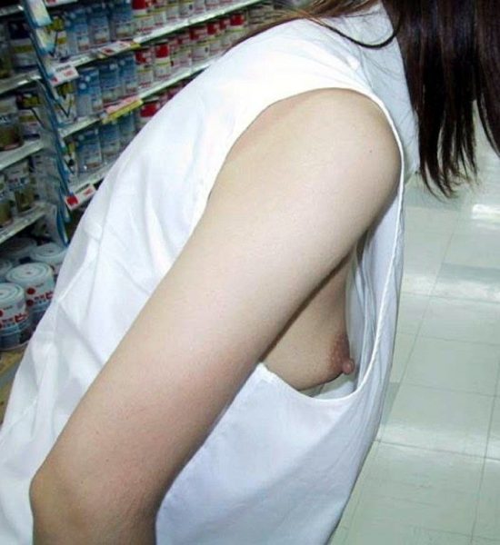 【横乳エロ】服の腋部分から横乳がガッツリみえちゃってるまんさん、これはノーブラが悪いｗｗｗｗｗｗｗ・19枚目