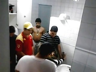 Baieti prins dracului o fată în Pub toaletă Gangbang !