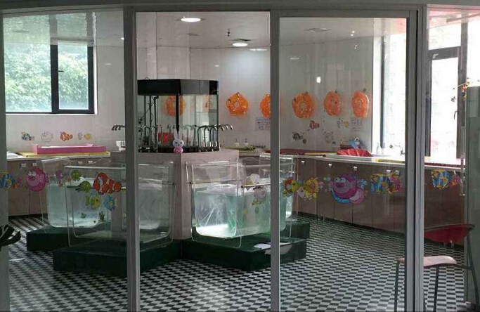 婴儿洗澡店