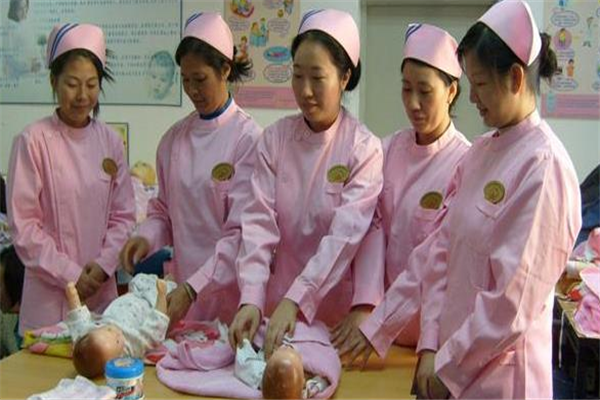 月儿弯月嫂加盟